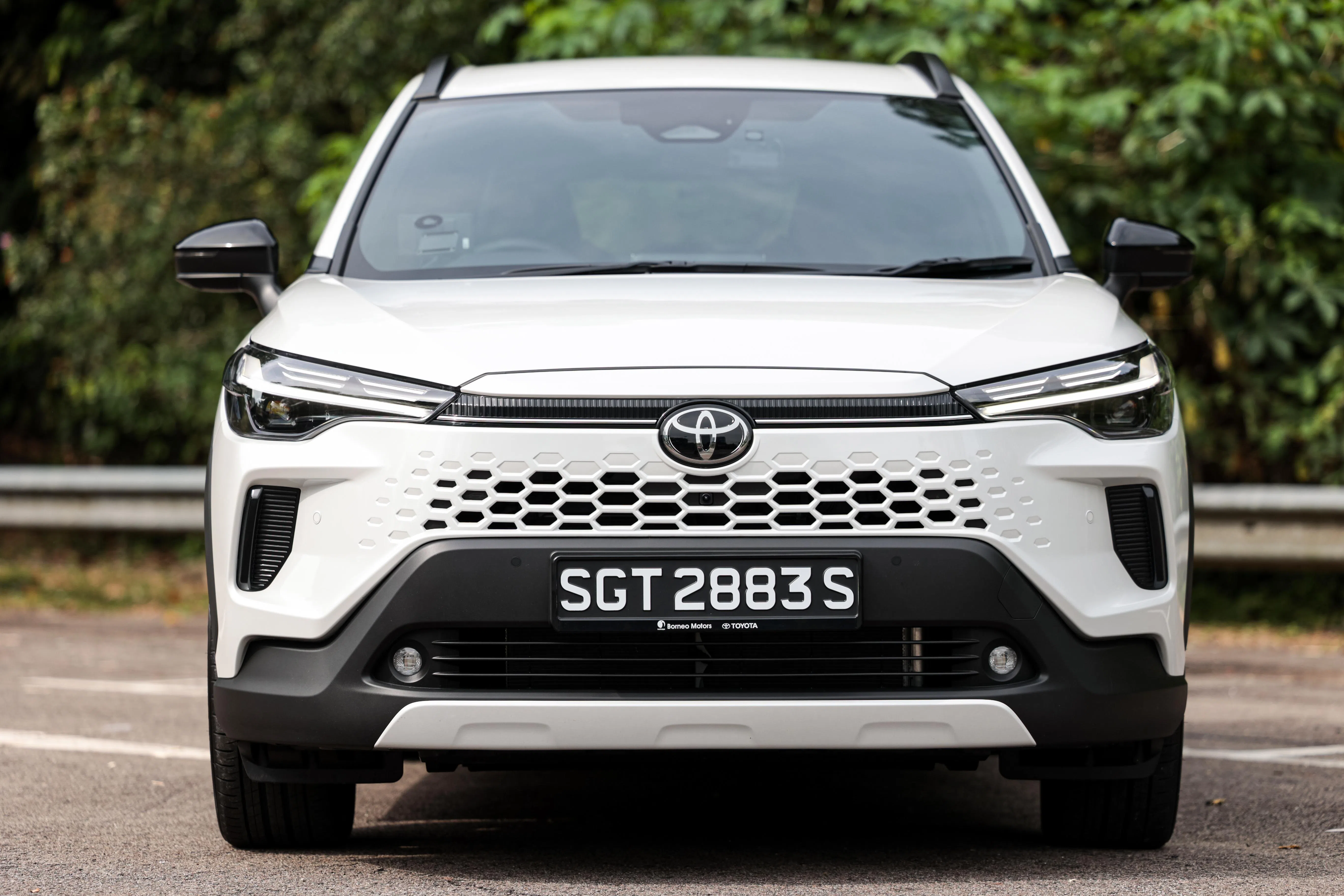 前脸采用“无边界”式设计，蜂窝状格栅跟立胜的设计风格相似。（李冠卫摄）