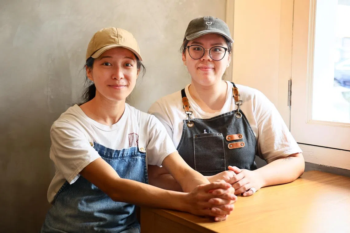 Baker’s Bench Bakery面包咖啡馆的面包师吴沁玲（左）和王会钦每天烘制多款酸种面包。（龙国雄摄）