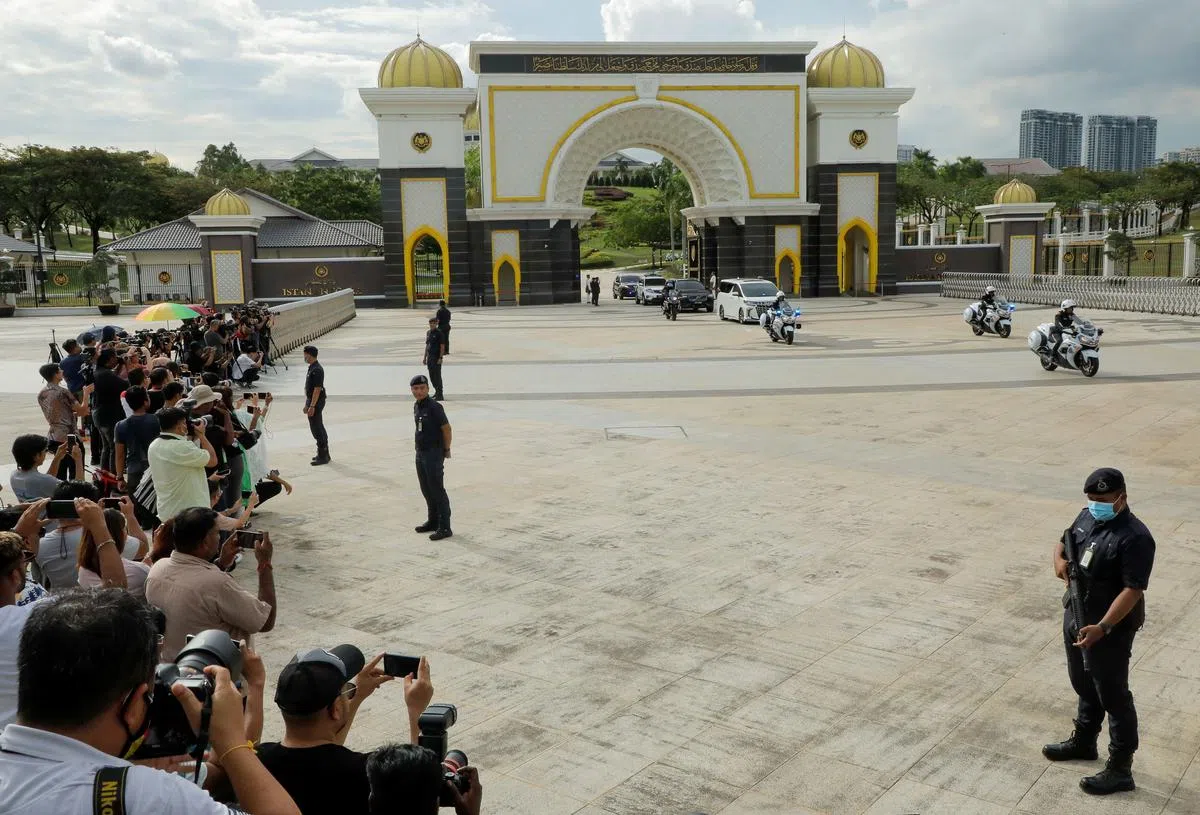马国首相依斯迈沙比里与国家元首苏丹阿都拉会面约45分钟后离开国家王宫，但未对媒体提问是否解散国会做出回应。此前有传言指依斯迈将向元首建议解散国会，许多媒体一早驻守在国家王宫外等候消息。（路透社）