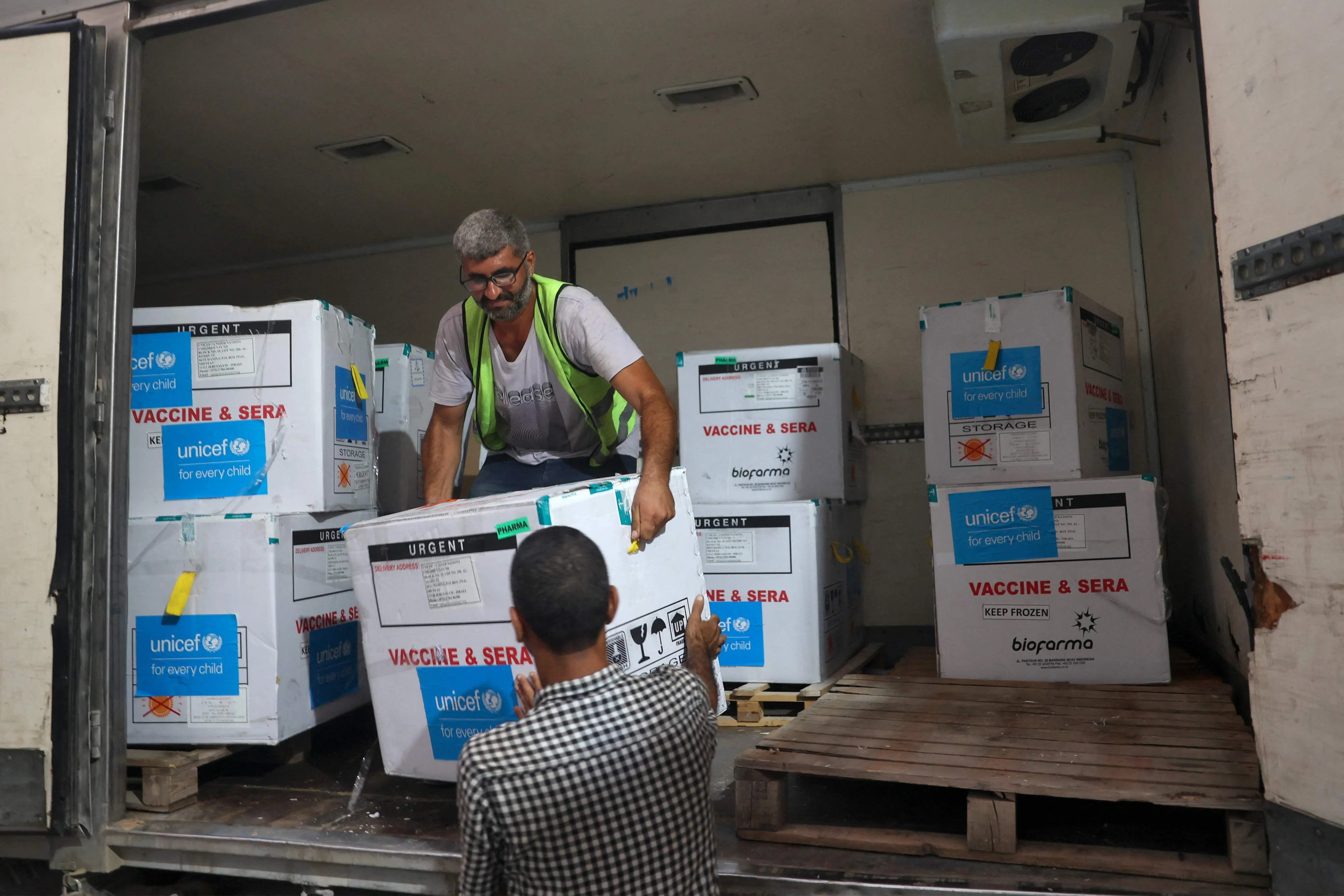 脊髓灰质炎疫苗已通过凯雷姆沙洛姆口岸运抵加沙地带卫生部一个集散处。（法新社）