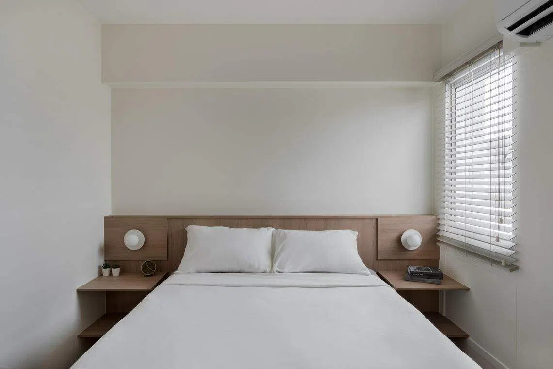 广东民楼单位的主卧室，床头板特地设计成跟墙上横梁一样，制造空间的平衡感。（Capture A Life Studio提供）