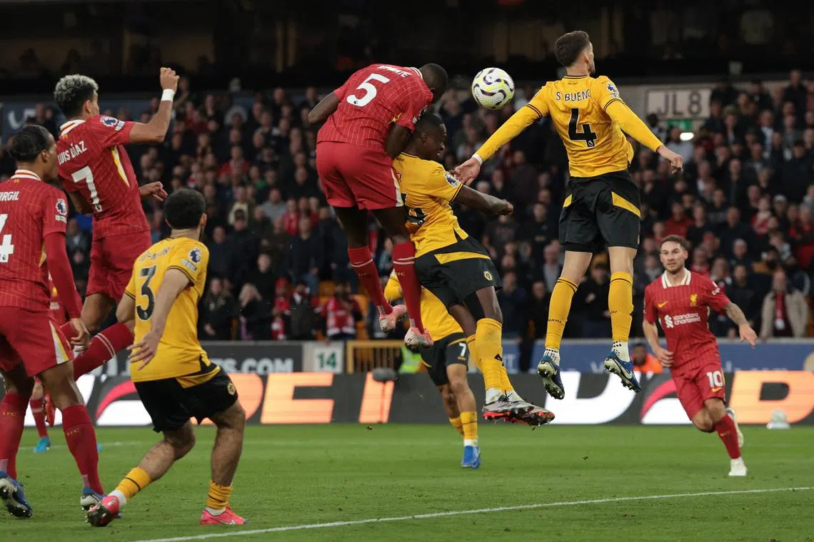 科纳特（5号）虽在上半场头球破门立功，但斯洛特认为这名后卫防守时的失位导致了下半场的丢球。（路透社）