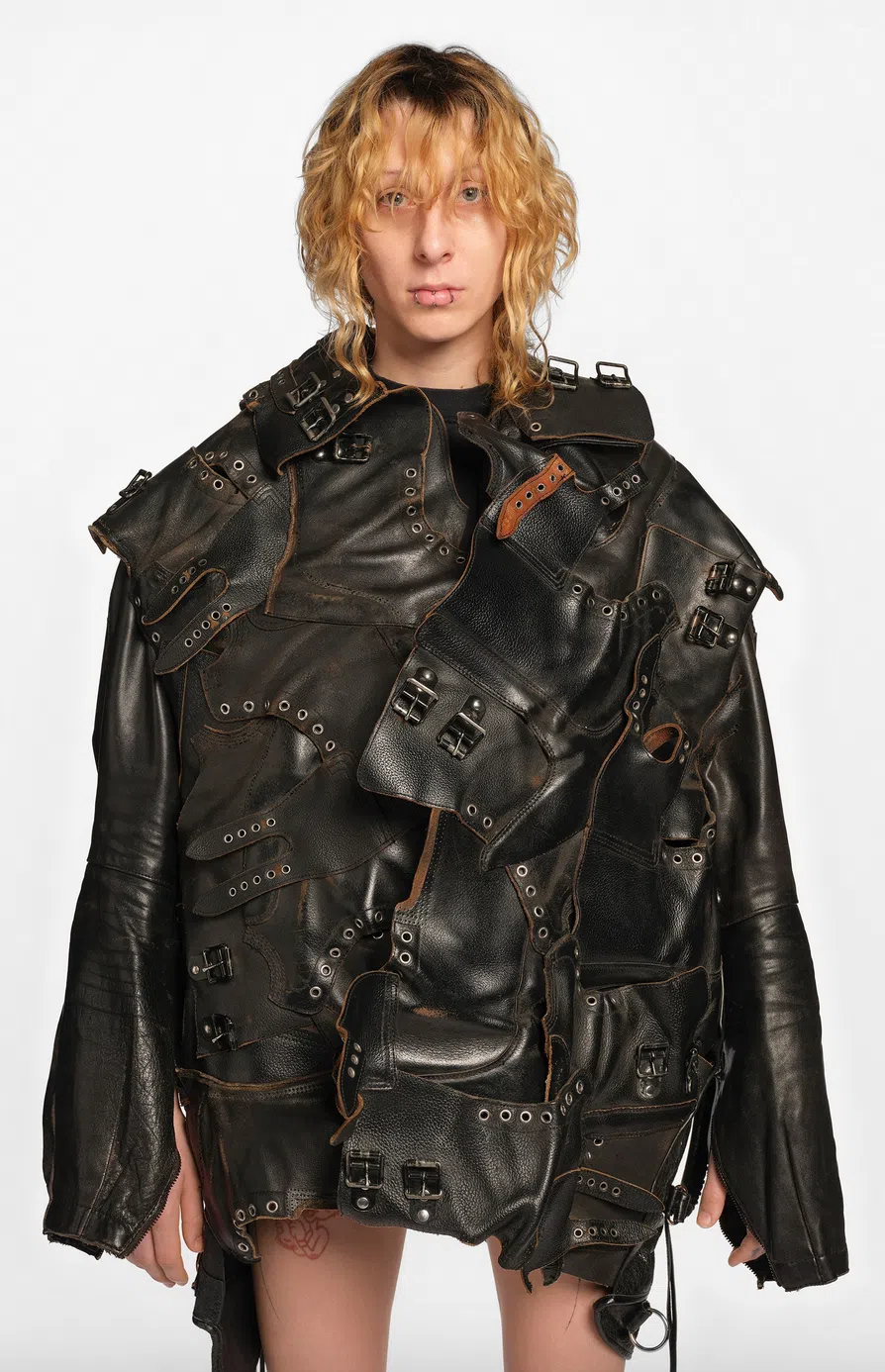 巴黎世家2026年春夏成衣系列，颠纳拆下皮鞋重新缝为皮夹克。（取自品牌网站）