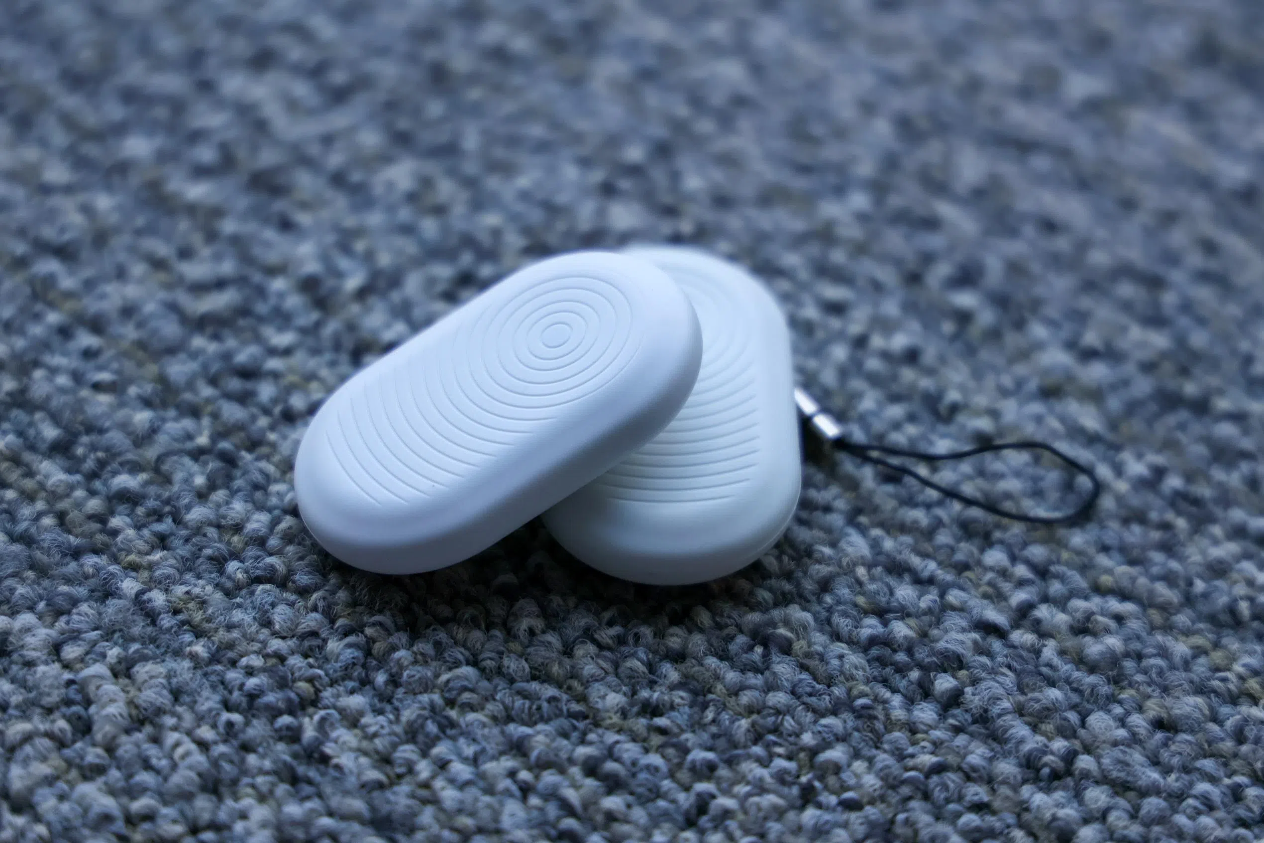 冠病疫情暴发初期，政府公开招标便携式追踪器的供应商。爱物联科技成功得标，成为供应商之一。（档案照片）