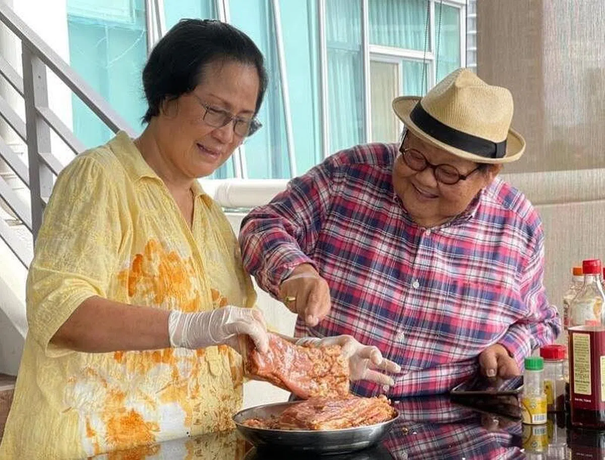 林益民与太座下厨为乐。