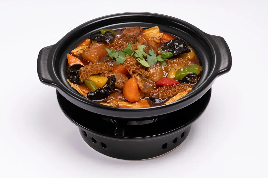 舌尖尖红烧牛杂煲的牛肚和牛杂，软嫩中带嚼感。（餐馆提供）
