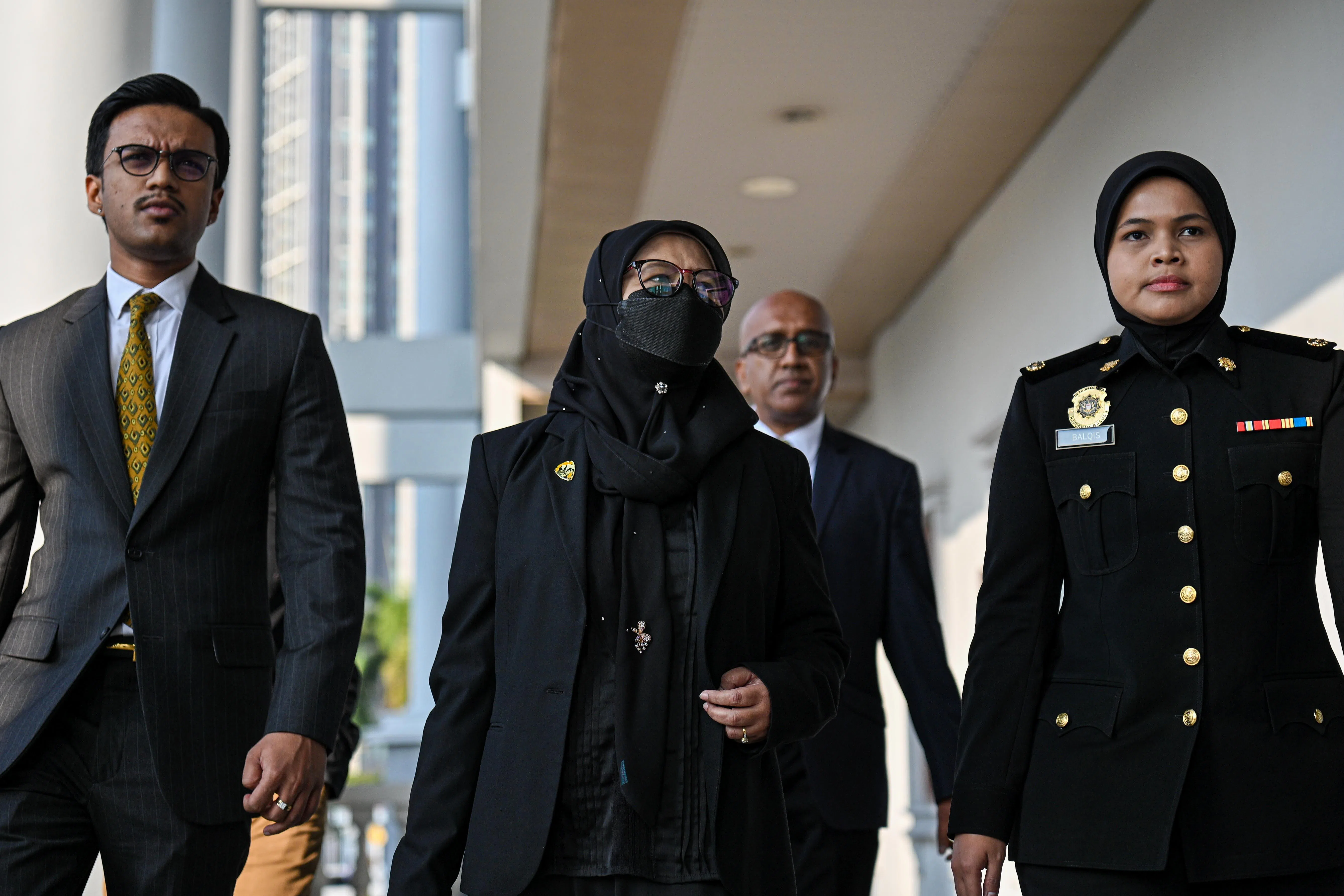 马来西亚环境局副总监诺哈兹妮（中）被控六项受贿罪，涉及金额总计2万1000令吉。（马新社）