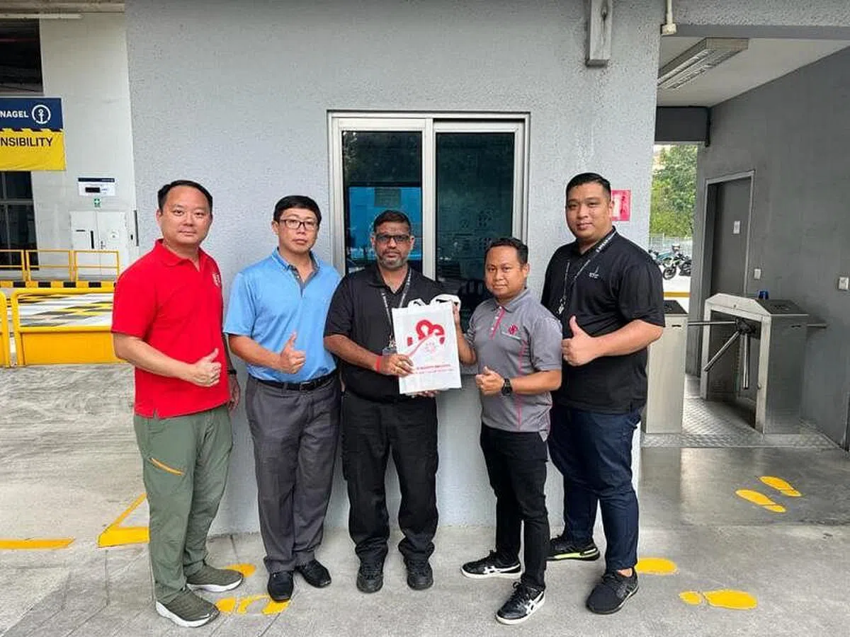 新加坡保安业雇员联合会秘书长陈銘杰（左二）、会长阿尔迪（右二）和执行秘书陈秉禾（左一）于星期一下午一同探望苏雷什（左三），送上礼券和补品慰问。（取自脸书）