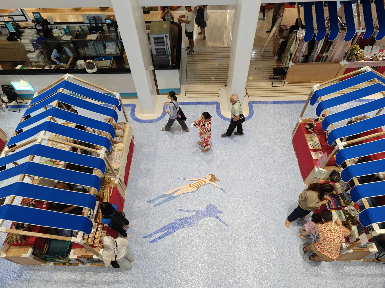 商场内拍摄的照片色彩鲜艳，地板砖块清晰可见。（黄少伟摄）