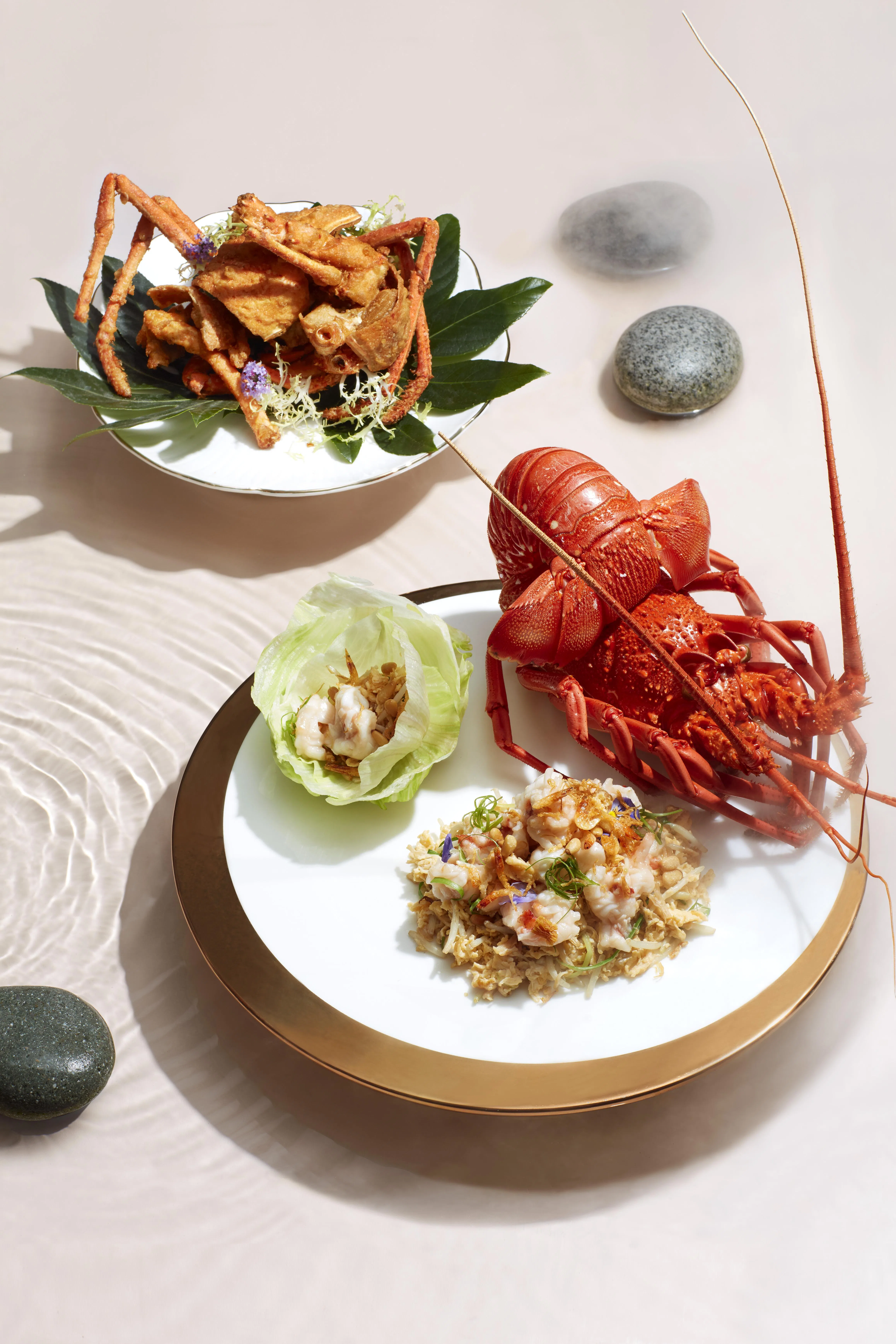 脆盏桂花瑶柱榄仁炒生拆蟹肉搭配生菜享用，带来鲜美与爽口的双重体验。（餐馆提供）