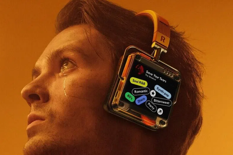 （概念图）耳机护耳处或许能当显示屏，配和音乐出氛围感视觉元素。（互联网）