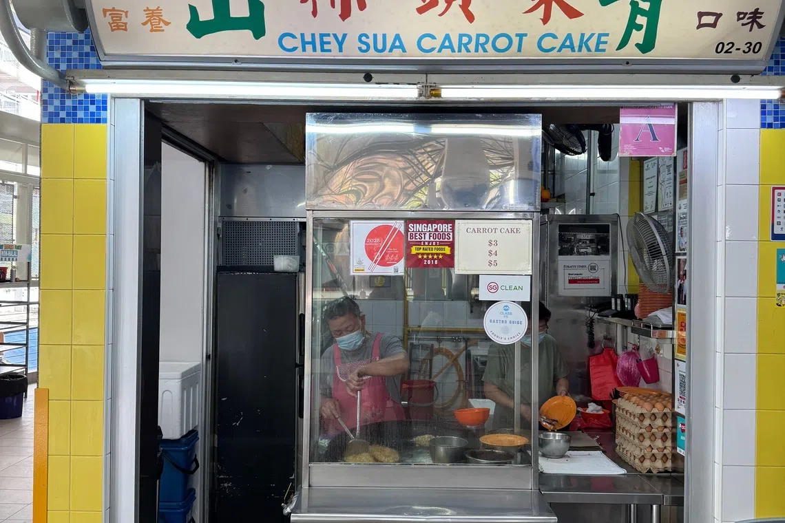 “青山菜头粿”依旧挂着父亲郑雨生当年开档时的老招牌。（翁铭芯摄）