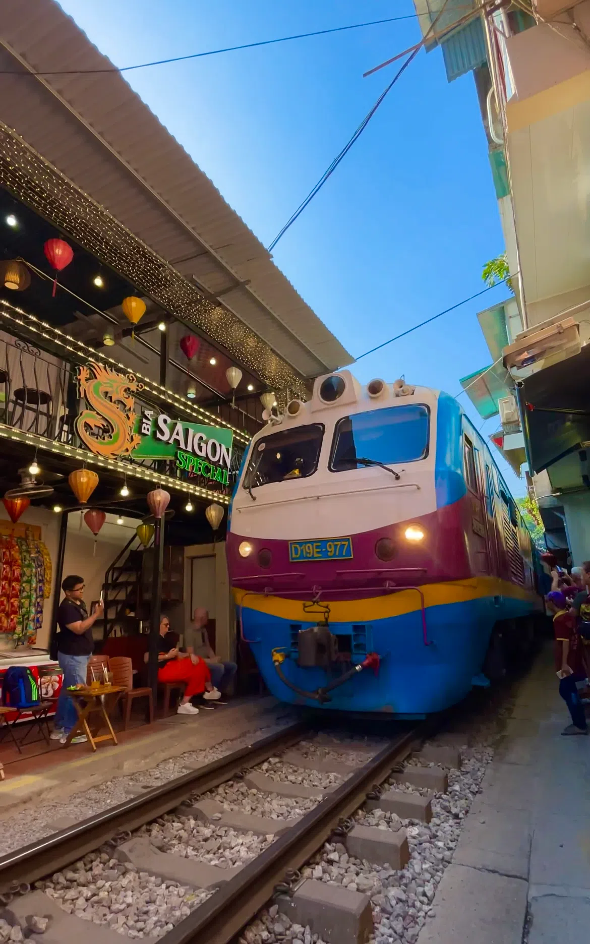 闹市中疾驰的火车穿梭于城市的脉搏。这里有多家咖啡馆，旅人可一边喝咖啡，一边看火车驶过。（沈俊摄）