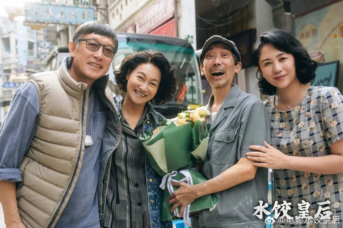 刘伟强（左起）和《水饺皇后》演员惠英红、张达明及马丽，在片场合照。（取自《水饺皇后》官方微博）