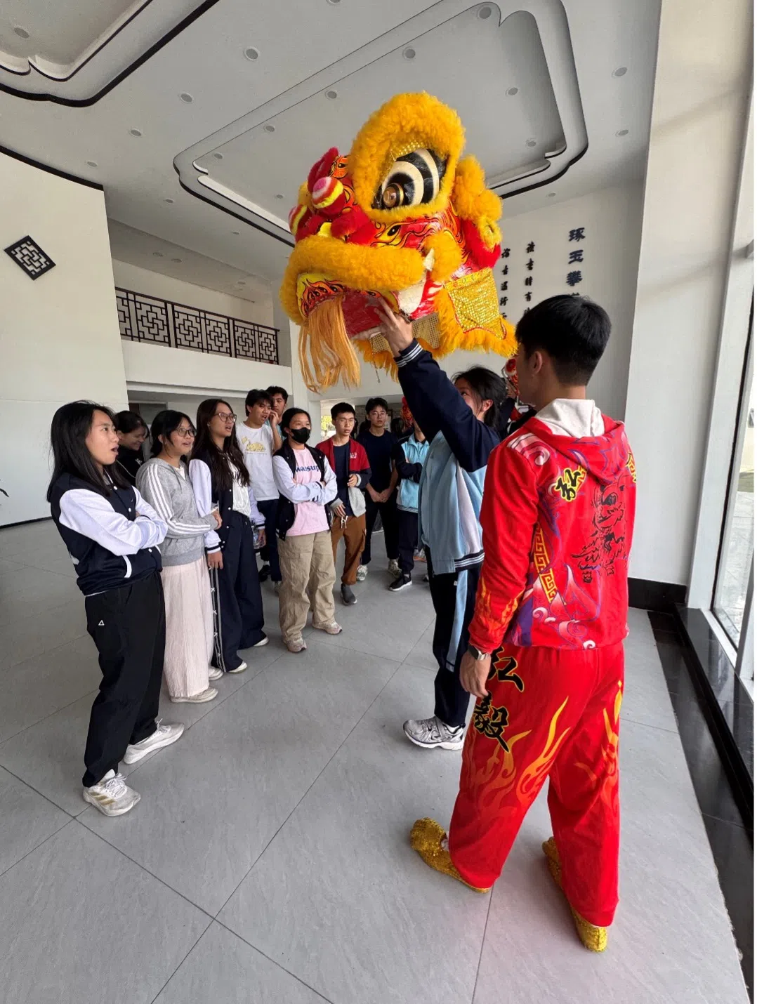 华中学生在广州玉岩中学体验岭南舞狮文化。（华侨中学提供）