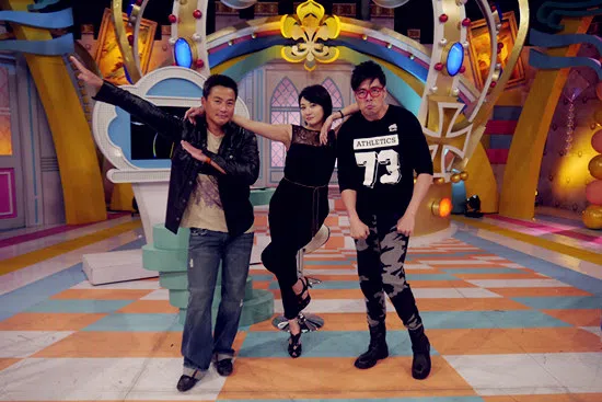 江祖平（中）与刘至翰（右）曾在《夜市人生》演夫妻，剧外也传绯闻。（互联网）