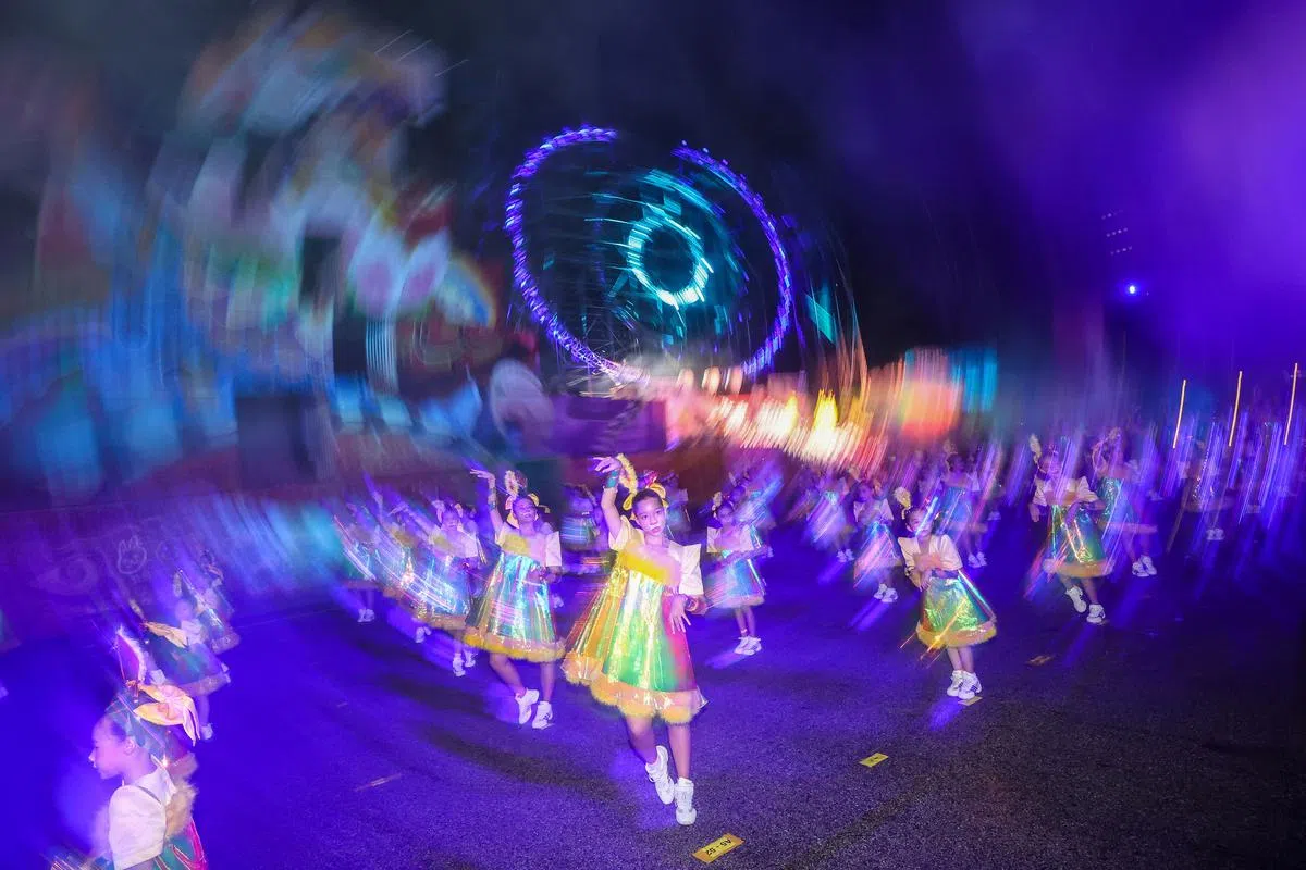 装扮成兔子的青年舞者通过充满青春活力的舞蹈，为妆艺大游行掀开序幕。（陈斌勤摄）