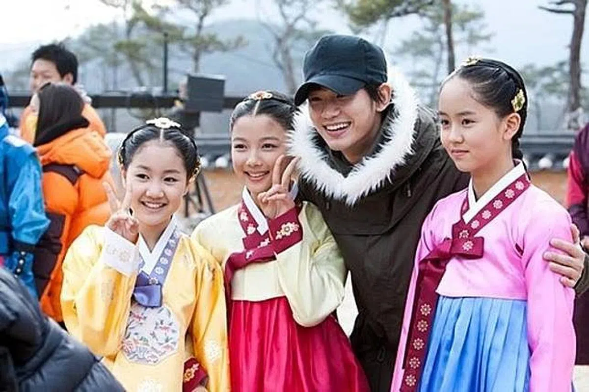 陈智熙（左）出演过许多经典韩剧，包括《拥抱太阳的月亮》。（互联网）