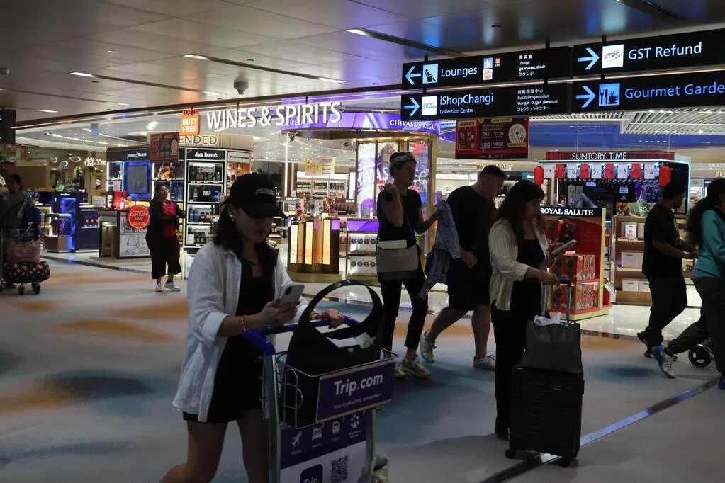 闯樟宜机场免税店开瓶饮酒 新西兰男子监三个月