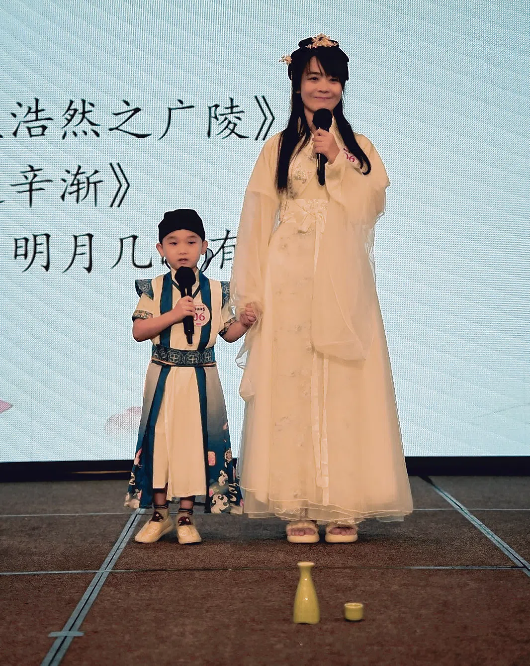 4岁的王承霖（左）与妈妈郑科杰（右）一起参赛获得亲子组优胜奖。王承霖是年纪最小的参赛者，表现毫不怯场。（主办方提供）