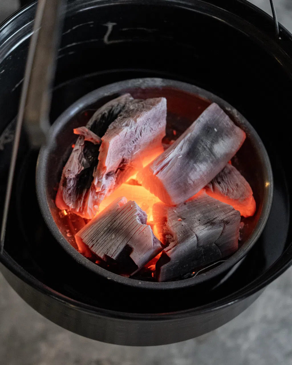 松鸡屋以炭火烤制鸡肉的各个部位。（餐馆提供）