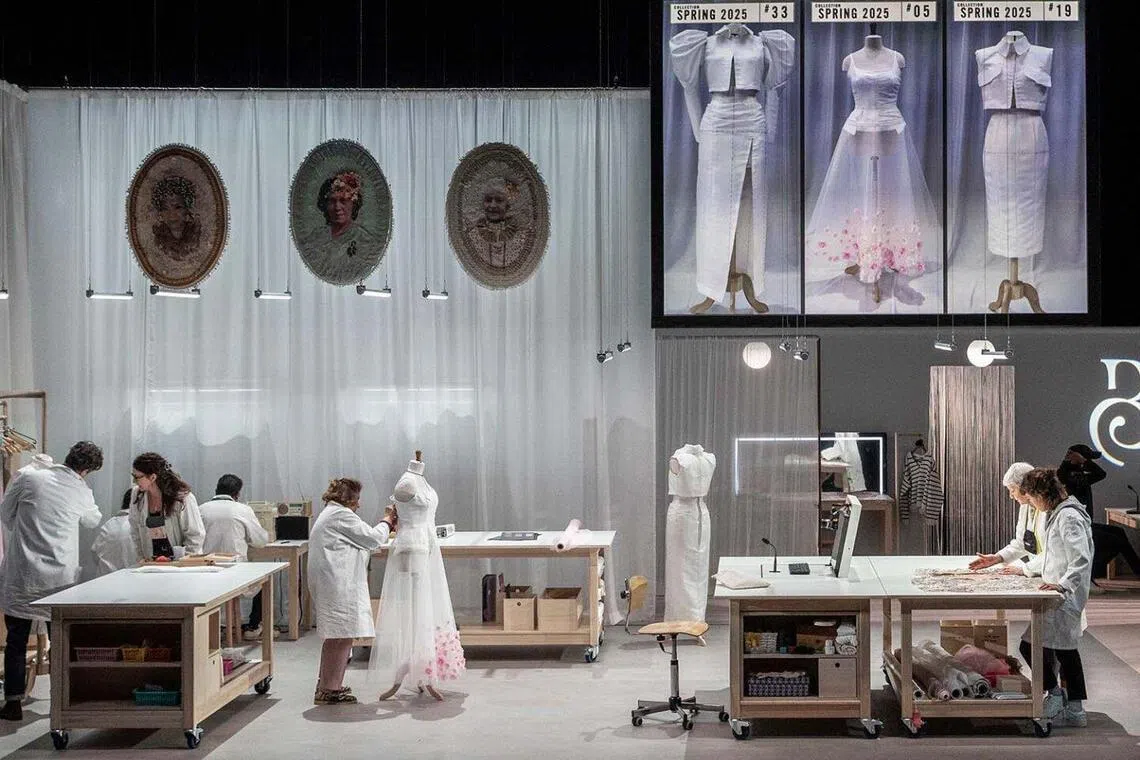 “Lacrima”以法语、淡米尔语、英语和法国手语演出，将剧场舞台转变为服装设计工房，展现艺术匠人的幕后秘辛。（艺苑集团提供）