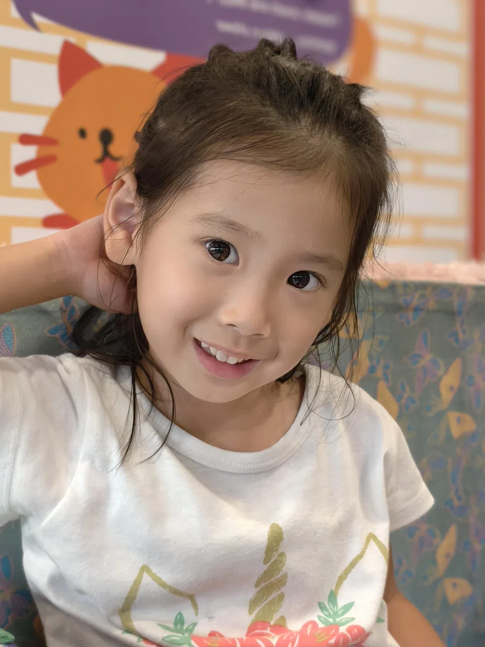 人像摄影表现出色，眼睛有神采，头发层次分明，背景虚化效果柔和自然。（黄少伟摄）