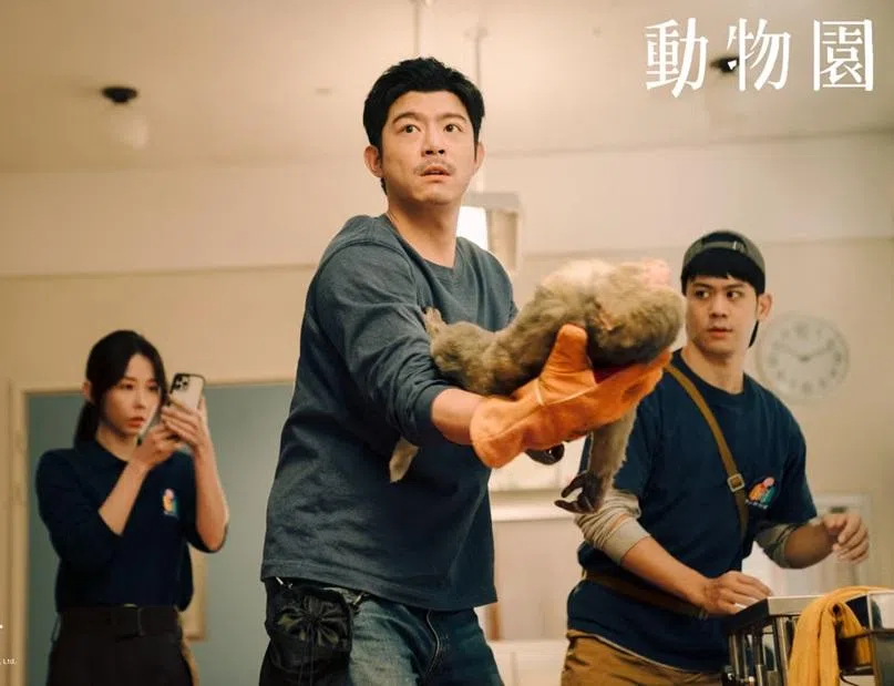 动物园保育员的工作繁琐，从喂食、清理到协助动物生产都得做。（互联网）