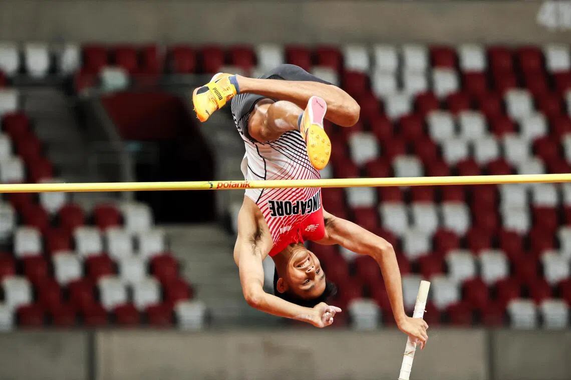 我国选手刘峻宇（图）首跳第三次尝试才成功，而对手第二次就成功跳过4米8。最终在两人后两轮战绩相同的情况下，刘峻宇因首轮的失败数更多错失冠军。（关俊威摄）