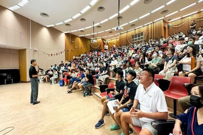 安德逊实龙岗初级学院院长王有成的演讲和问答互动环节，吸引众多到访者细心聆听。（安德逊实龙岗初院提供）