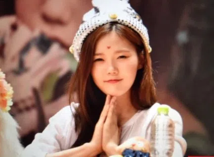 网民称效定眉间的红点是Bindi，还说她“模仿印度族的手势”，痛斥她“不尊重印度文化”。（互联网）