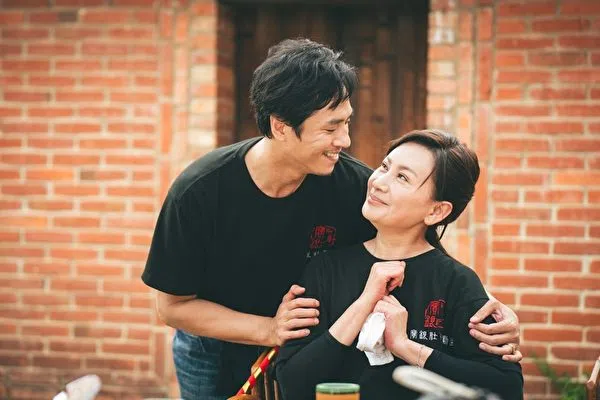 庄凯勋（左）和陈亚兰饰演一对相互扶持的恩爱夫妻。（互联网）