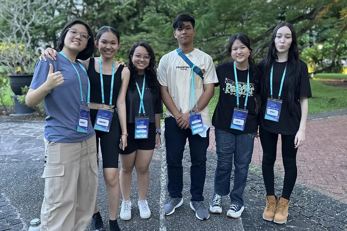 虏香说，通过计划，她学到在项目中保持持续投入和一致性的必要。图为虏香（右二）和团员参与其中一项团建活动。（受访者提供）