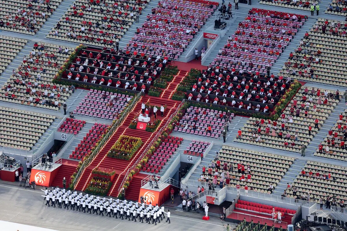 基于防疫安全措施，今年的典礼只邀请政要、国会议员以及在各领域抗疫的前线人员，仅有约1000名观众。（龙国雄摄）