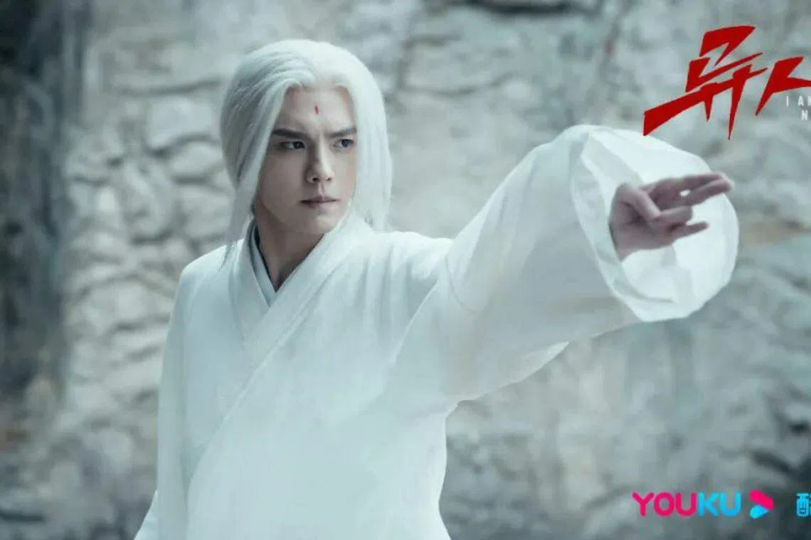 毕雯珺从头到脚一身白，凸显英俊容貌，造型突出。（互联网）