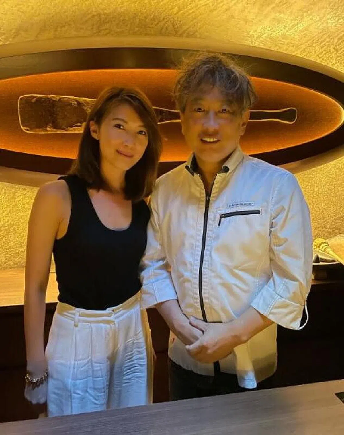 欧萱与日本著名甜点大师小山进（Susumu Koyama）欢喜相聚。（受访者提供）