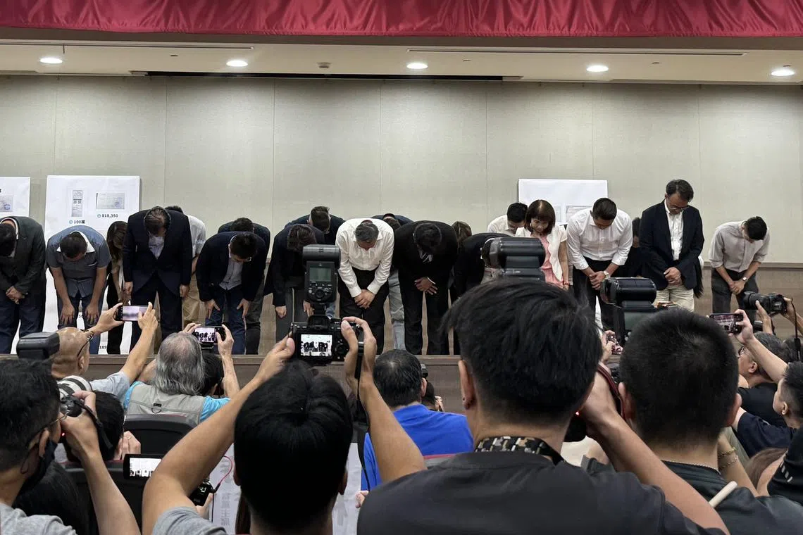 柯文哲（台上中间白衣者）8月29日为政治献金争议召开记者会，并率重要党公职人员向社会大众鞠躬致歉。（庄慧良摄）