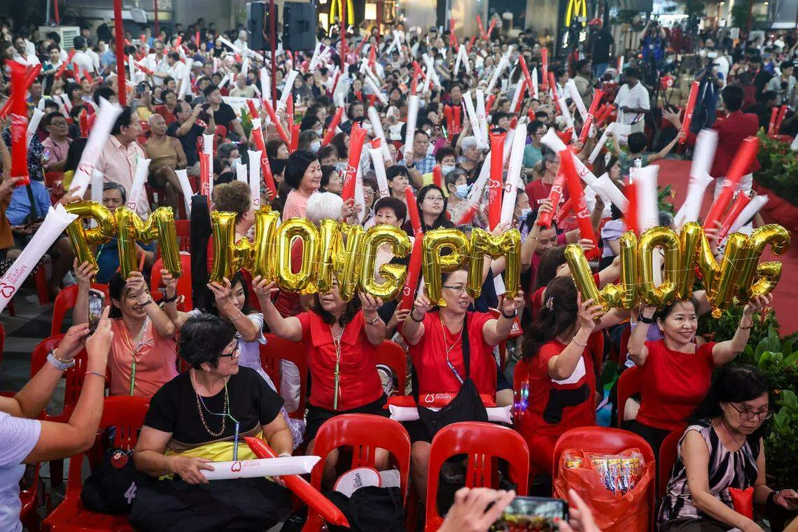 大批民众一同观赏黄循财总理的就职仪式，现场洋溢着欢乐、喜庆的浓烈气氛。（关俊威摄）