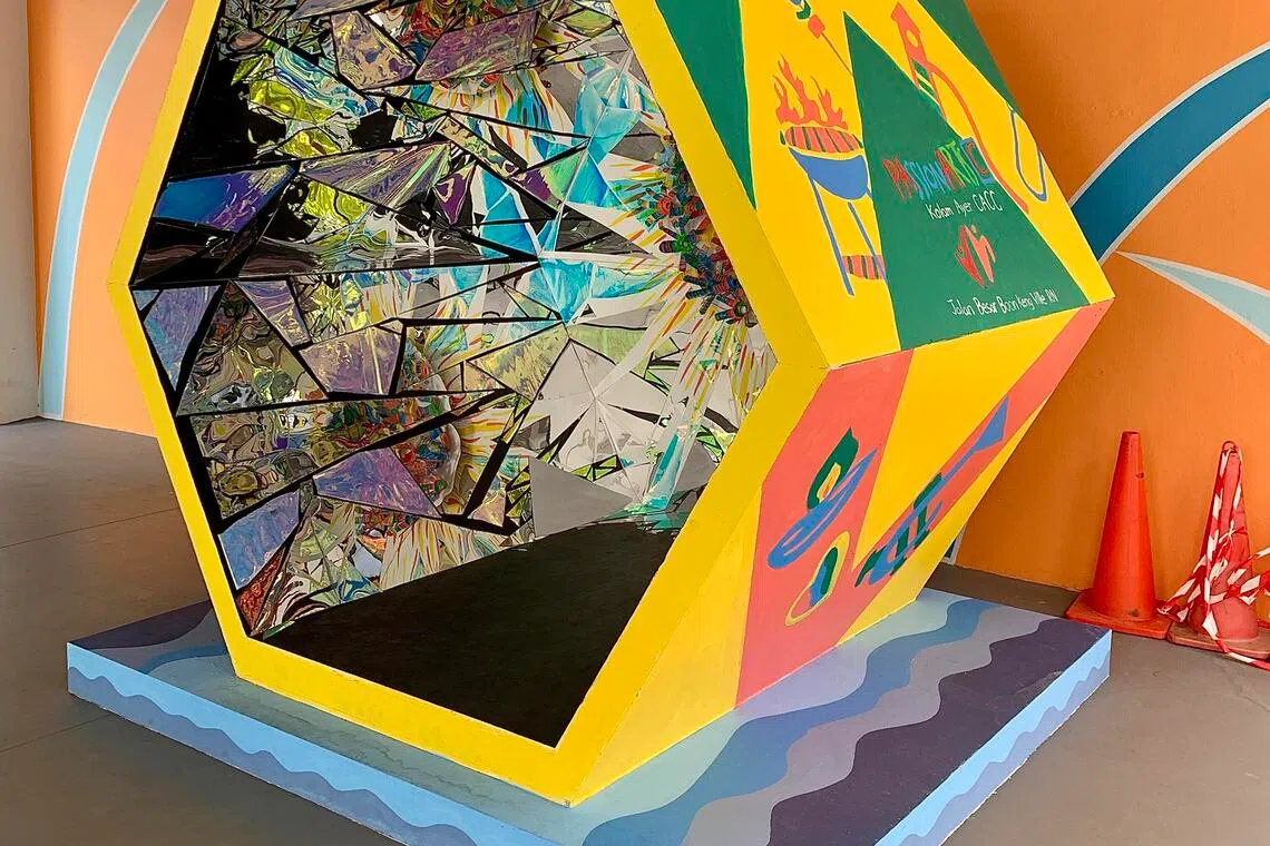 哥南亚逸（Kolam Ayer）的互动艺术装置的灵感来自区内的哥南亚逸桥，以鲜明的色彩和图案代表社区的多元文化色彩。这个装置摆放在文庆路上段第14A座组屋楼下。（人协提供）