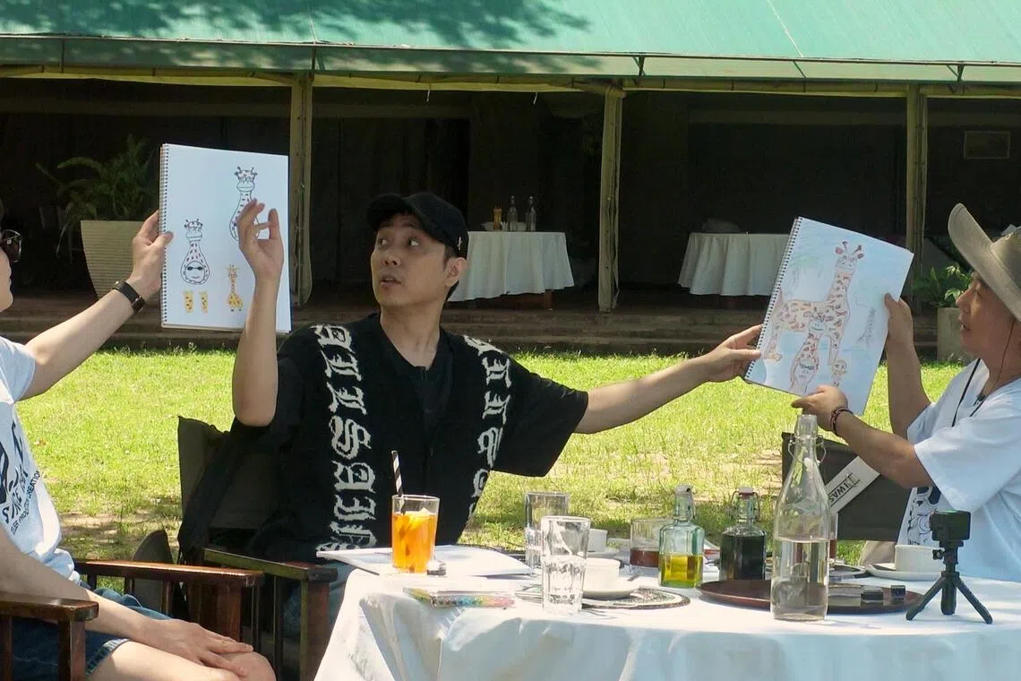 圭贤（左起）、殷志源和李寿根的任务之一是画出长颈鹿让ChatGPT评分。（Netflix提供）