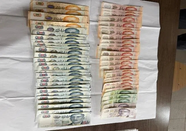 警方扣押1万7000新元的现金、手机和赌博相关用具作为证物。（警方提供）