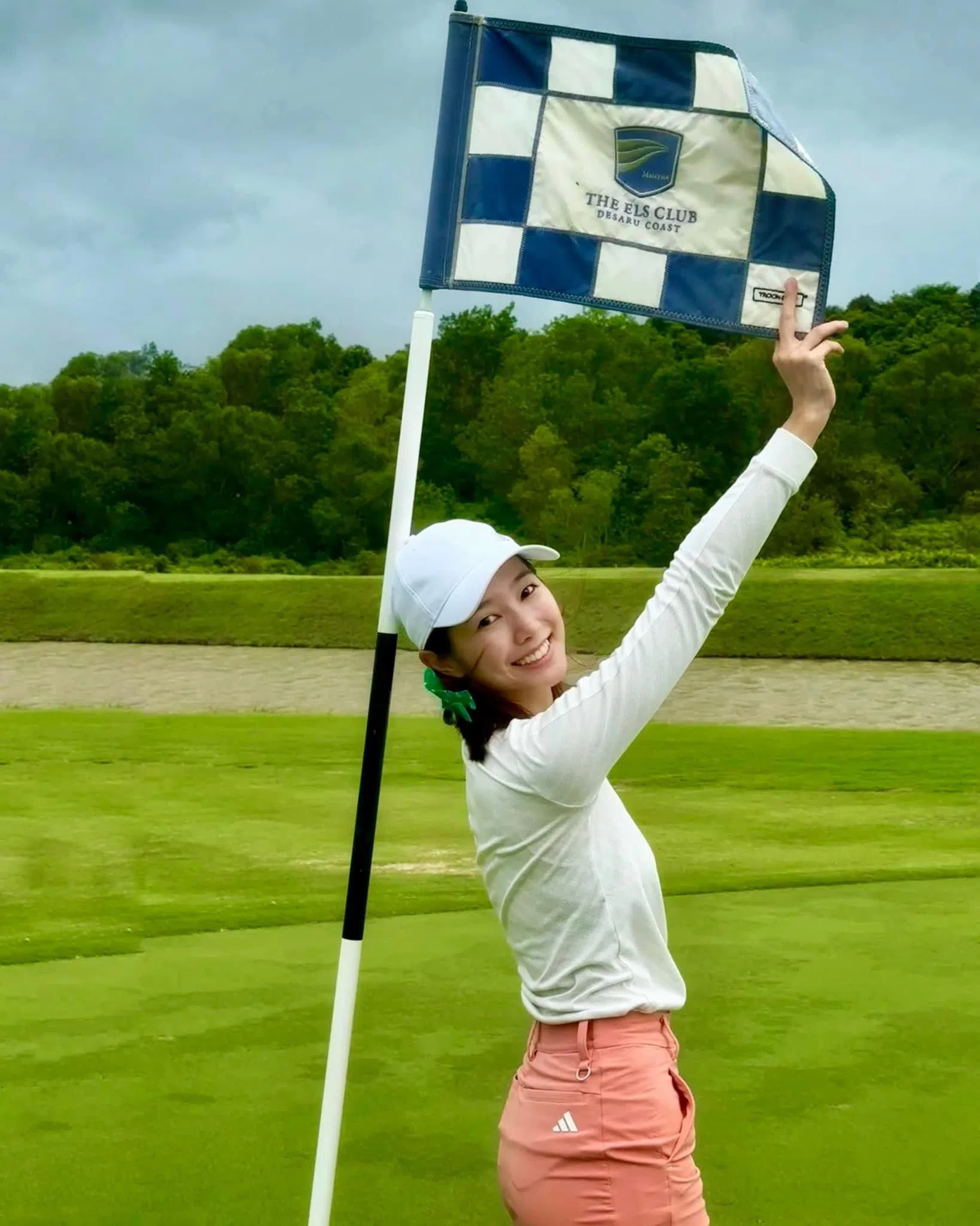 炎热天气无阻黄晶玲打高尔夫球，但她会特别做足防晒。（受访者提供）