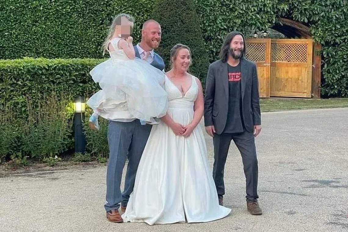 好莱坞巨星Keanu Reeves（右一）出席粉丝婚礼。（互联网）