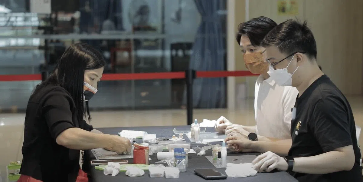 展览几乎每个周末都会开放免费的工作坊，让公众学做微型艺术品（林国明摄）。