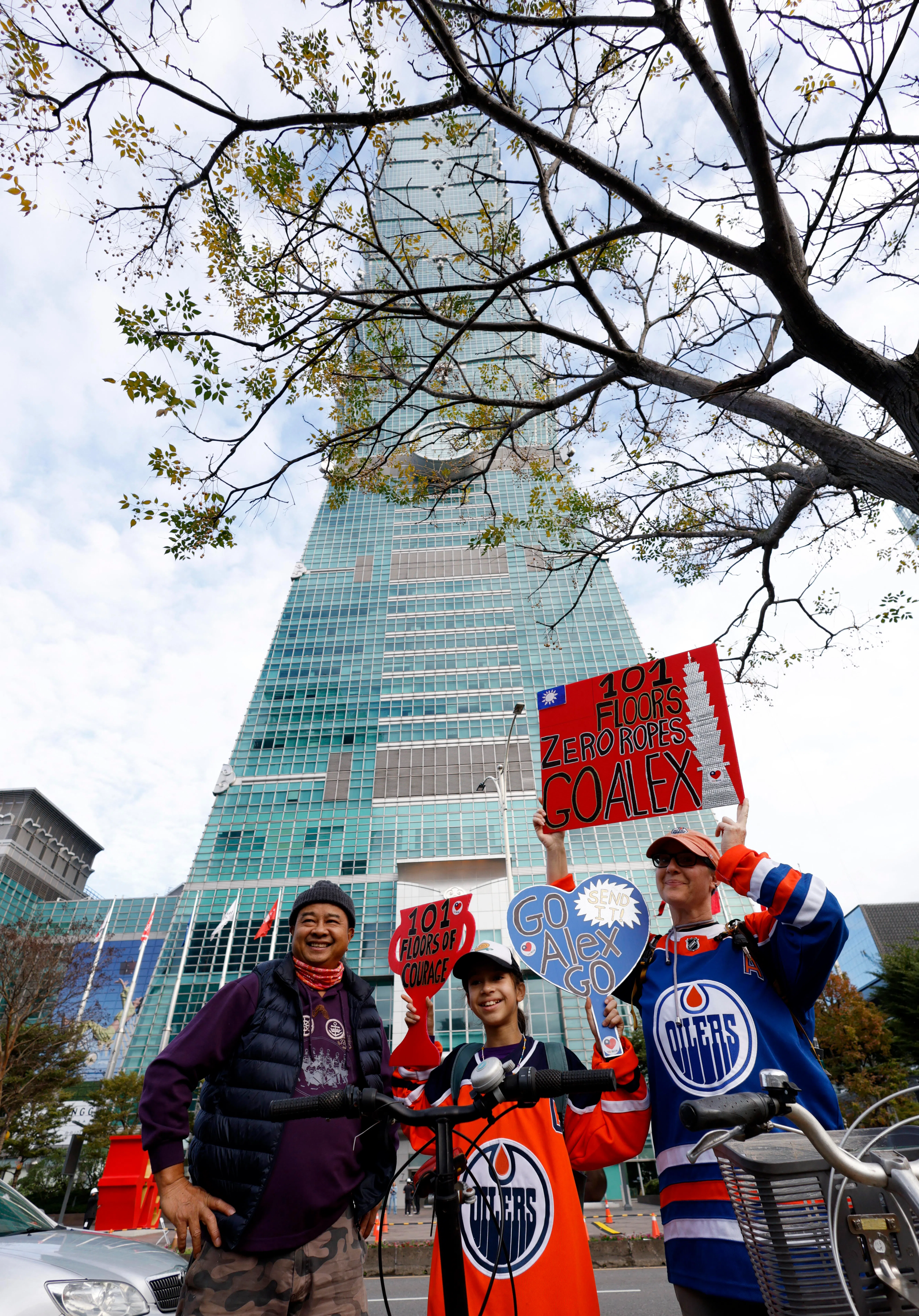 霍诺德的粉丝星期天（1月25日）在现场举着应援板替他加油打气。（路透社）