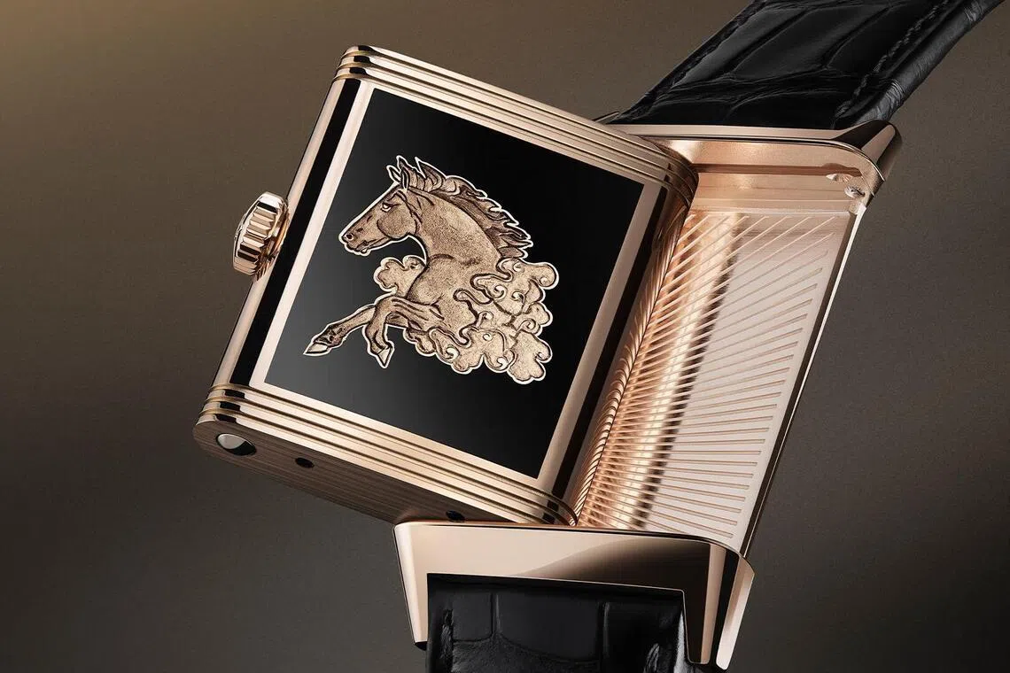 积家马年腕表，一匹昂首腾跃的骏马如浮雕般跃然表背。（积家提供）