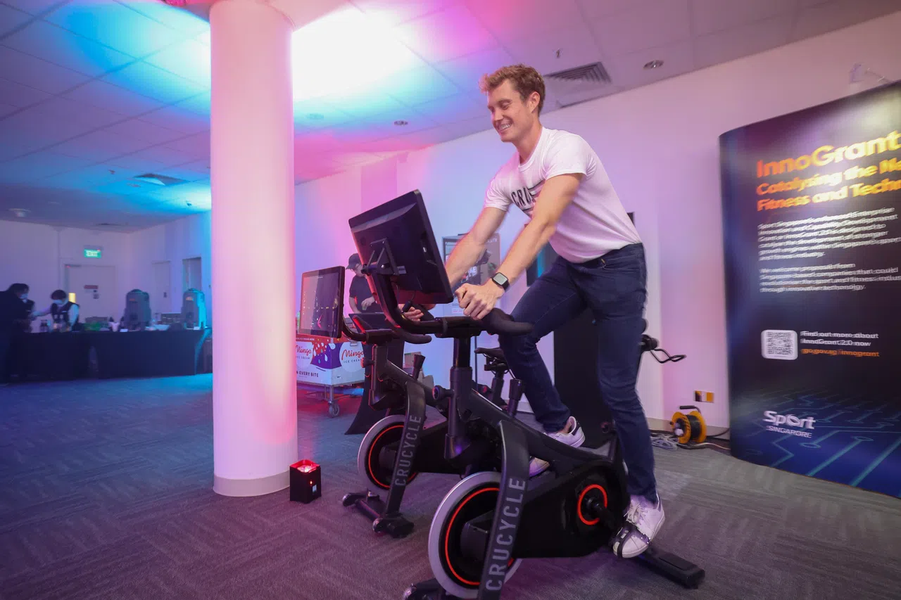 室内脚踏车健身公司CRUCycle在活动上展示自家产品，脚踏车上有可以播放运动视频的屏幕。（蔡家增摄）