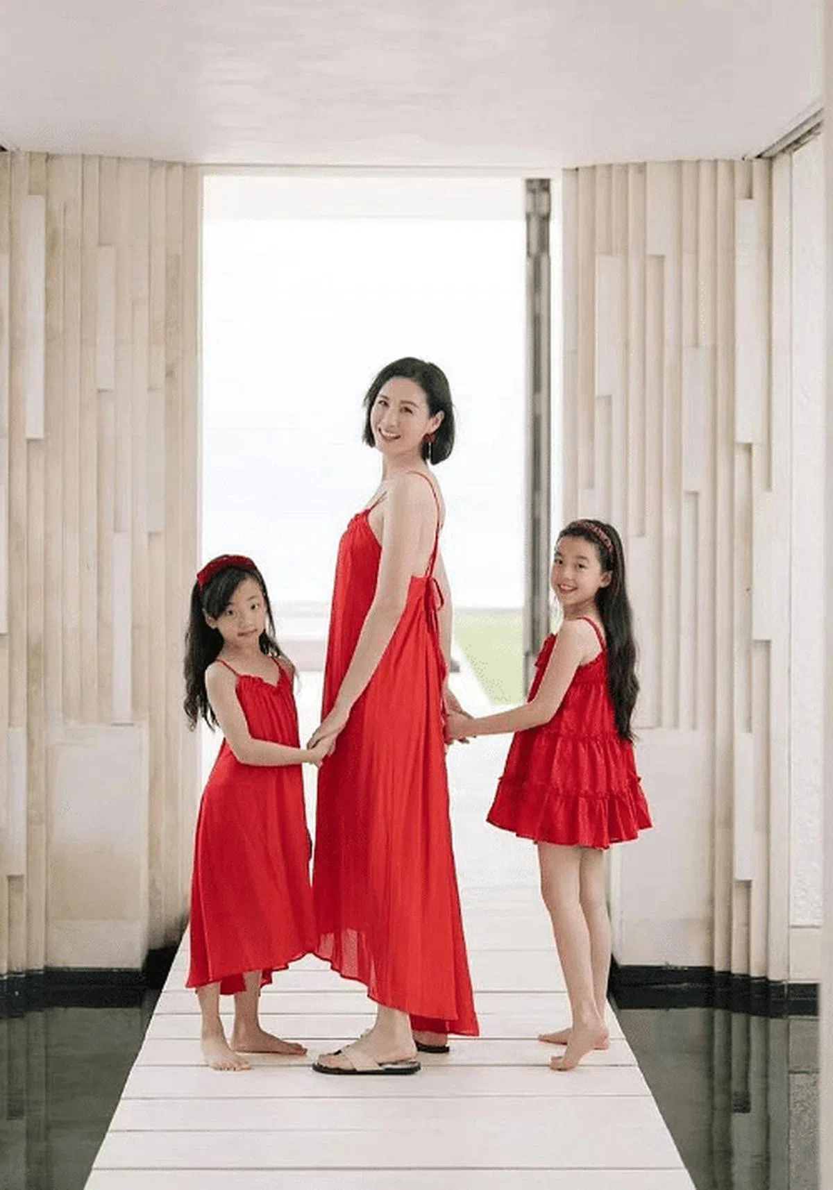 刘畊宏的妻子与两个女儿合照。（互联网）