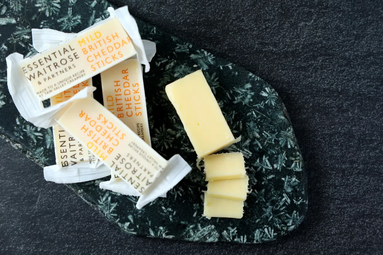 英国切达乳酪钙含量虽高，但盐分不低，应酌量食用。（龙国雄摄）
