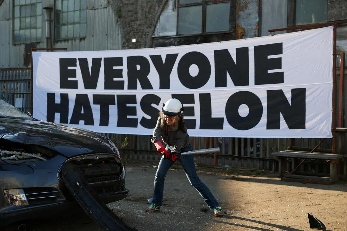 之前马斯克曾出巨额款项帮助美国总统特朗普连任、支持德国极端反移民的德国选择党，后来又领导了特朗普政府的政府效率部，并在任期间大幅裁减联邦工作人员、放松监管，还撤销了美国国际开发署。这一切让人们对特斯拉和马斯克感到反感。（路透社）